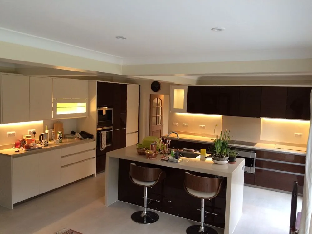 Handleless two-tone kitchen with island breakfast bar